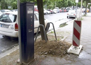 Hier steht schon einer: Dunckerstraße gegenüber des Teschsportplatzes